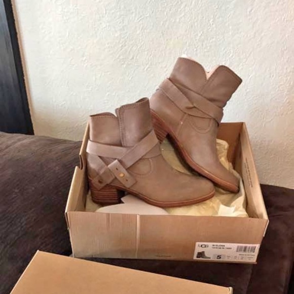 Women’s Ugg booties - Picture 1 of 3